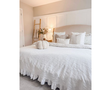 How To Arrange A Queen Bed in a Small Bedroom Layout