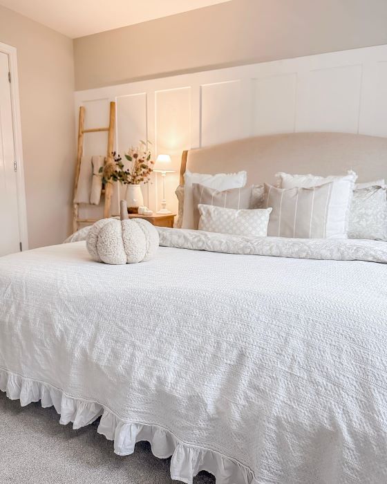 How To Arrange A Small Bedroom With A Queen Bed